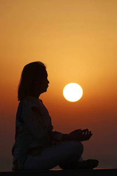 Женщина Практикует Позу Йоги Медитацию Закате Концепция Тишины Отдыха — стоковое фото