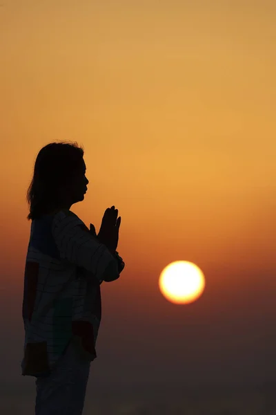 Gün Batımında Yoga Meditasyon Yapan Bir Kadın Sessizlik Rahatlama Konsepti — Stok fotoğraf