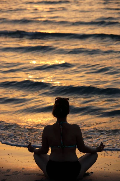 Женщина Занимающаяся Йогой Пляже Закате Концепция Тишины Отдыха — стоковое фото