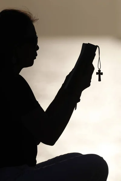 Silhueta Mulher Fiel Lendo Bíblia Pôr Sol Conceito Para Religião — Fotografia de Stock