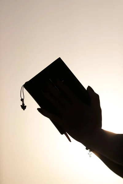 Silhueta Mulher Fiel Lendo Bíblia Pôr Sol Conceito Para Religião — Fotografia de Stock