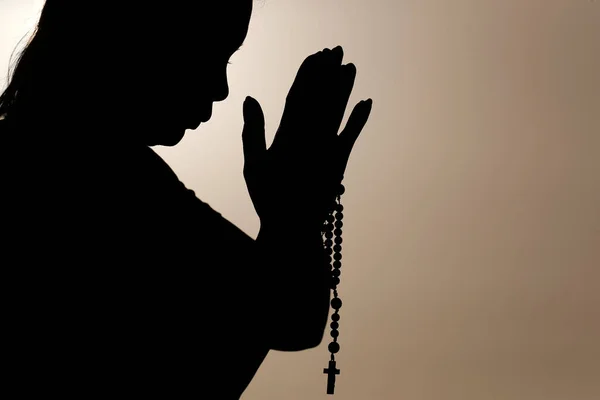 Silhouette Faithful Woman Praying Rosary Beads Sunset Concept Religion Faith — Stock Photo, Image