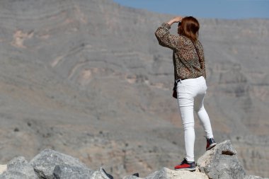Çöl manzarasından hoşlanan bir kadın. Jebel Jais dağı. Birleşik Arap Emirlikleri.