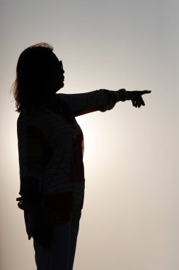 Siluet kadın eli yönü gösteriyor. Birleşik Arap Emirlikleri.