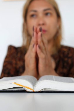 Hristiyan bir kadın açık bir İncil 'de dua ediyor. Yakın plan.. 