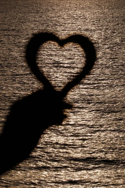 Женщина Деревянным Сердцем Закате Концепция Дня Любви Святого Валентина — стоковое фото