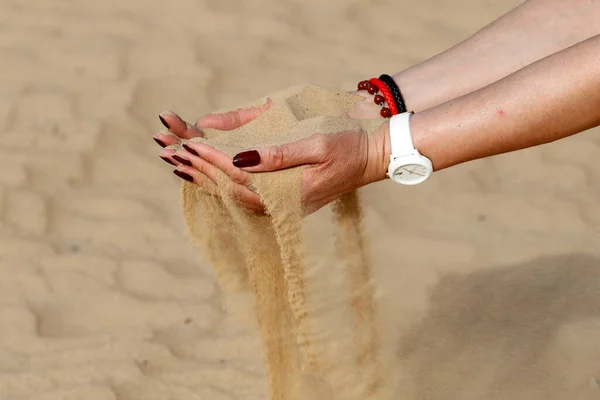 Frau Mit Geschorenen Händen Die Sand Halten Durch Finger Schütten — Stockfoto