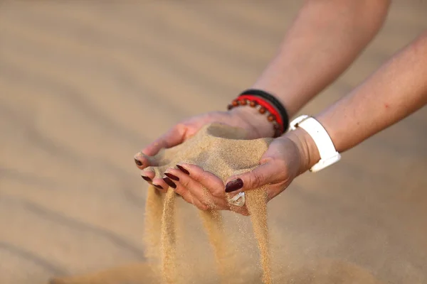 Frau Mit Geschorenen Händen Die Sand Halten Durch Finger Schütten — Stockfoto