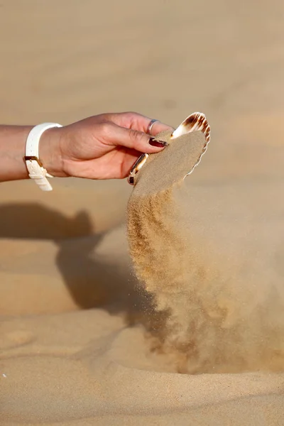 사막에 비알에서 모래를 퍼내는 여자의 띄었다 영성에 — 스톡 사진