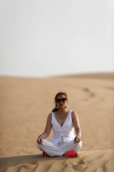 Женщина Медитирует Лотос Позе Пустыне Дубай Объединенные Арабские Эмираты — стоковое фото