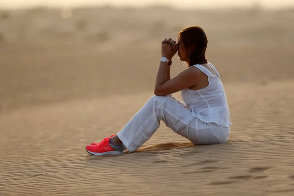 Mujer Joven Serena Con Las Manos Juntas Oración Posan Desierto — Foto de Stock