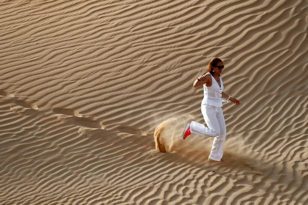 女人留下脚印 走在沙漠的沙丘上 大不列颠及北爱尔兰联合王国 — 图库照片