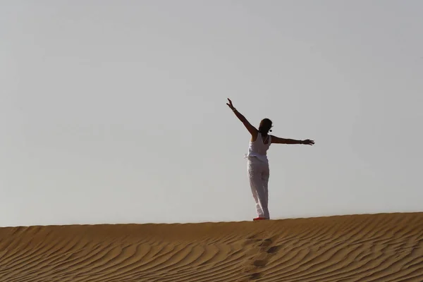 Hoge Hoek Uitzicht Zorgeloze Vrouw Met Uitgestrekte Armen Lopen Zand — Stockfoto