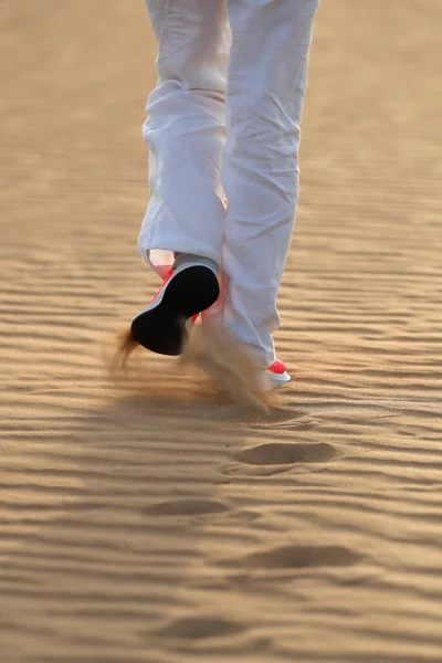 Frau Beim Wandern Wüstensanddünen Großaufnahme Auf Schuhen Dubai Vereinigte Arabische — Stockfoto