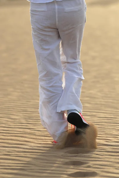 Frau Beim Wandern Wüstensanddünen Großaufnahme Auf Schuhen Dubai Vereinigte Arabische — Stockfoto