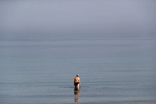 Frau Beim Schwimmen Konzept Aus Körperpflege Wellness Und Strandurlaub Vereinigte — Stockfoto