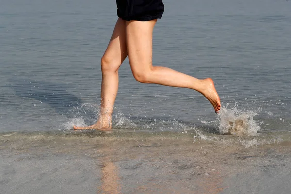 女人赤脚在海滩上奔跑 大不列颠及北爱尔兰联合王国 — 图库照片