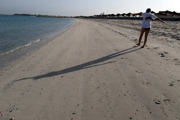 Hamra Beach Arabischen Golf Bei Ras Khaimah Frau Geht Strand — Stockfoto