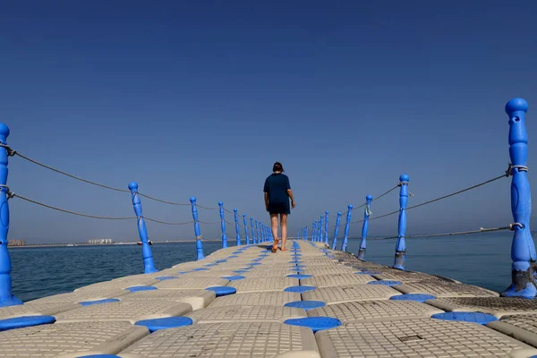 Frau Die Auf Plastikpontons Geht Schwimmt Meer Hamra Beach Arabischen — Stockfoto