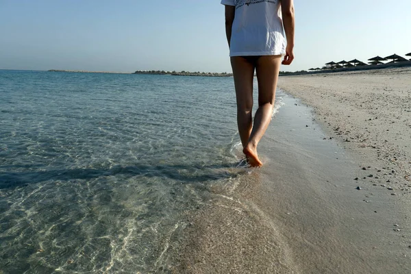 Hamra Beach Arabischen Golf Bei Ras Khaimah Frau Geht Strand — Stockfoto