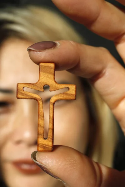 Christelijke Vrouw Met Een Klein Kruisbeeld Tussen Duim Wijsvinger Geloof — Stockfoto