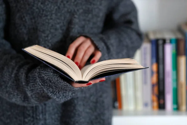 Primer Plano Mujer Leyendo Libro — Foto de Stock