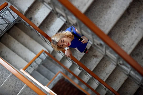 Женщина Спускающаяся Лестнице Дома Италия — стоковое фото