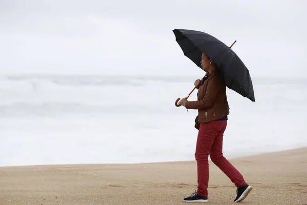 Жінка Чорною Парасолькою Стоїть Перед Морським Узбережжям Похмурий Дощовий День — стокове фото