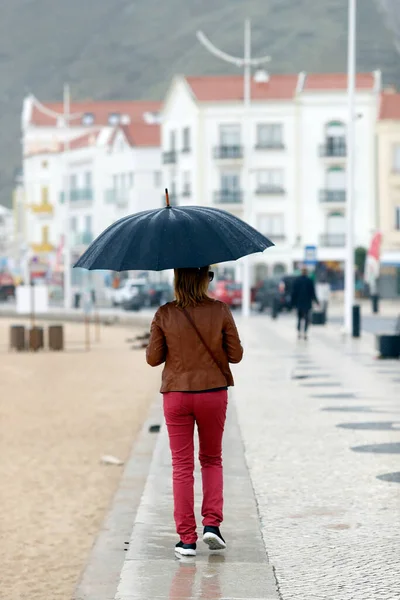 Натисніть Жінку Чорною Парасолькою Йде Вулиці Назаре Португалія — стокове фото