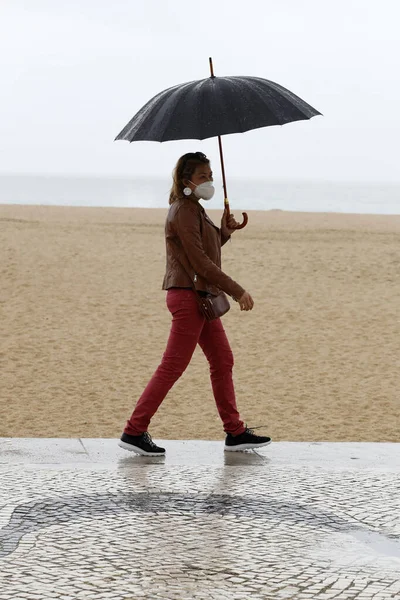 Mujer Con Paraguas Negro Pie Ante Orilla Del Mar Día — Foto de Stock