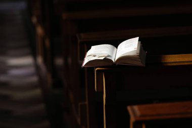 Katolik Kilisesi. Dini imgeli bir kitle kitabı. Babamızın duası. Annecy. Fransa.