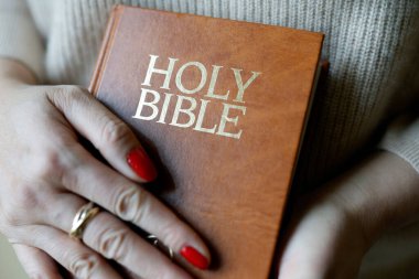 Evde İncil okuyan bir kadın..