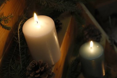 Aziz Joseph Kilisesi. Advent mumları yandı. Peynir. Fransa.