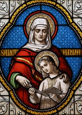 Varsayım kilisesi. Lekeli cam. Mary 'nin annesi St Anne tarafından eğitilmesi. Lessard en Bresse 'de. Fransa.