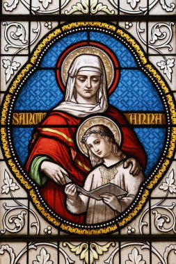 Varsayım kilisesi. Lekeli cam. Mary 'nin annesi St Anne tarafından eğitilmesi. Lessard en Bresse 'de. Fransa.