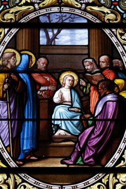 Aziz Pierre Kilisesi. Lekeli cam. İsa, hukuk öğretmenleriyle konuşur. Chalon sur Saone. Fransa.