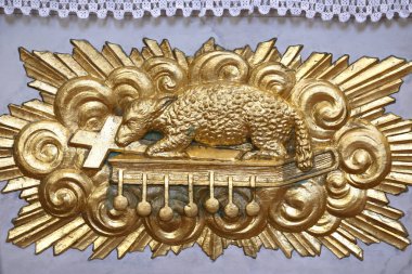 Saint-Jacques le Majeur Koleji Kilisesi. Agnus Dei. İsa, Tanrı 'nın Kuzusu olarak, dünyanın günahını alıp götüren. Sallanchess. Fransa.