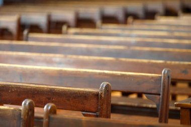 Saint-Jacques le Majeur Koleji Kilisesi. Boş ahşap banklar. Sallanchess. Fransa.