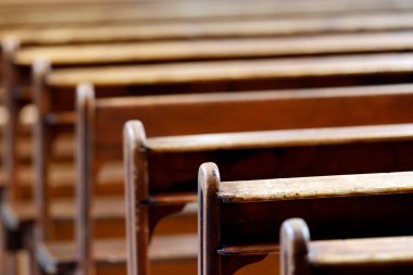 Saint-Jacques le Majeur Koleji Kilisesi. Boş ahşap banklar. Sallanchess. Fransa.