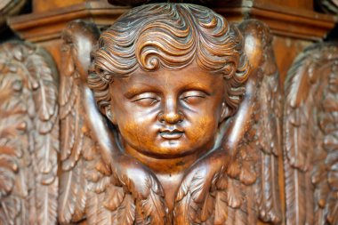 Saint-Jacques le Majeur Koleji Kilisesi. Tahta bir melek heykeli. Sallanchess. Fransa.