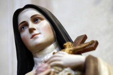 Saint-Jacques le Majeur Koleji Kilisesi. Çocuk İsa 'nın Aziz Therese' si ve Kutsal Yüz. Lisieux 'lu Thérèse. Sallanchess. Fransa.