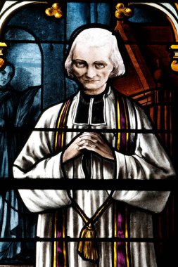 Saint Marien Kilisesi. Lekeli cam. Aziz John Vianney, bir aziz ve kilise rahiplerinin koruyucu azizi olarak saygı duyulan bir Fransız Katolik rahibiydi. Mezilles. Fransa.