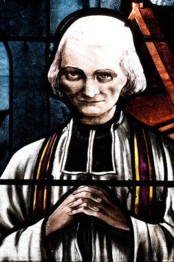 Saint Marien Kilisesi. Lekeli cam. Aziz John Vianney, bir aziz ve kilise rahiplerinin koruyucu azizi olarak saygı duyulan bir Fransız Katolik rahibiydi. Mezilles. Fransa.