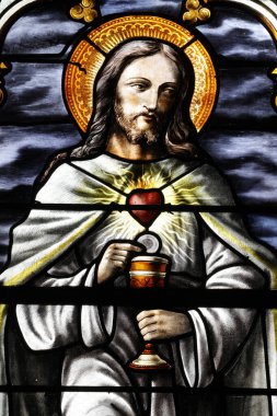 Saint Marien Kilisesi. Lekeli cam. İsa 'nın Kutsal Kalbi. Mezilles. Fransa.