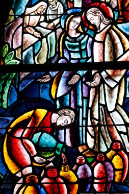 Saint-Etienne du Pont Neuf Kilisesi. Lekeli cam. Cana 'daki düğün ziyafeti. İsa 'nın suyu şaraba dönüştürmesinin ilk mucizesi. Annecy. Fransa.