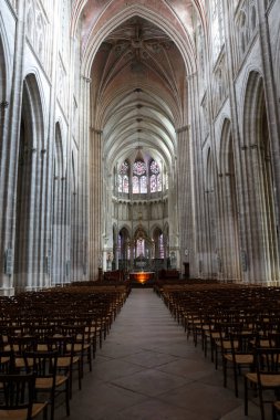 Saint Stephan 'a adanmış Auxerre katedrali. Katedral, Gotik mimarinin 13. yüzyılın ilk yarısından bir başyapıtıdır. Nave ve kasası. Auxerre. Fransa.