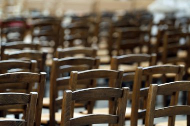 Auxerre Katedrali. Boş tahta sandalyeler. Auxerre. Fransa.