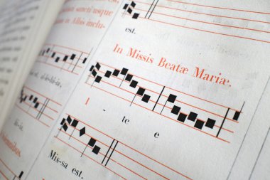 Auxerre Katedrali. Edebiyat kitabı. Eski bir sözlük. Dini bir şarkı. Auxerre. Fransa.