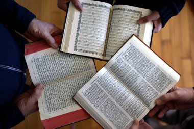 Üç tek tanrılı din. Bir Hıristiyan, bir Yahudi ve bir müslüman. Kitabı, Tevrat 'ı ve Kuran' ı okuyorlar. Barış ve dinler arası diyaloğun sembolü.