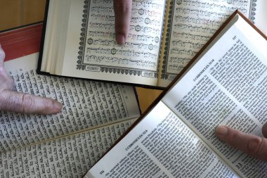 Üç tek tanrılı din. Bir Hıristiyan, bir Yahudi ve bir müslüman. Kitabı, Tevrat 'ı ve Kuran' ı okuyorlar. Barış ve dinler arası diyaloğun sembolü.